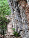 Un petit pont menant  l'entre de la grotte d'Orjobet